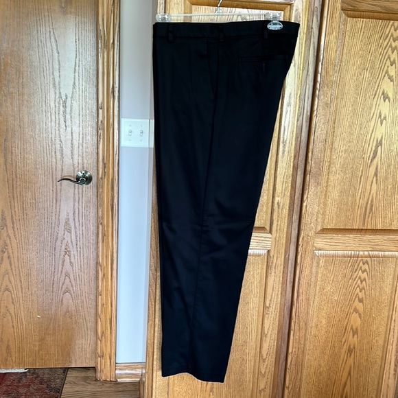 Roundtree and Yorke travel smart black men’s pants. - Picture 1 of 6